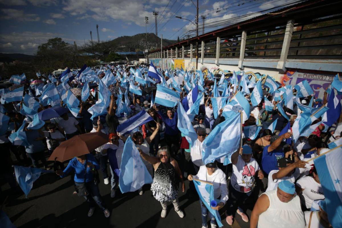 “Los creadores del caos”: las imágenes de la manifestación frente al CNE