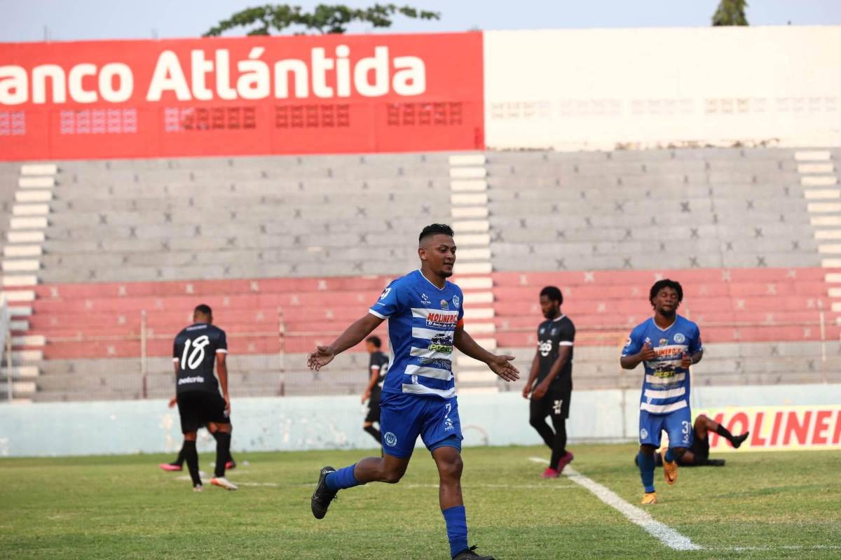 Alexy Vega celebrando su golazo.