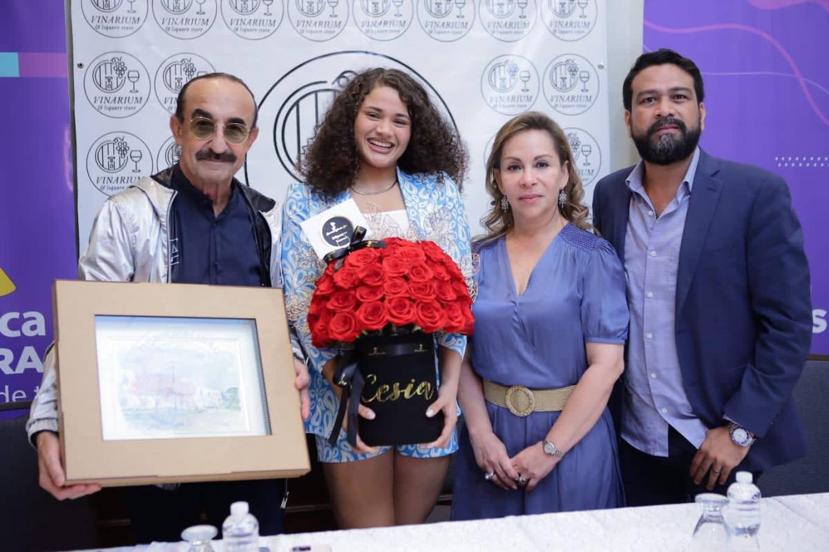 Cesia recibió un ramo de rosas por parte de la floristería Diamond Flower Box. En la imagen junto al talentoso pianista Raúl Di Blasio, la esposa del alcalde sampedrano Zoila Contreras y Joaquín Nuñez, organizador del evento.