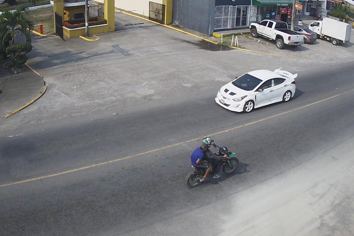 Los supuestos sicarios después de atacar a la mujer.