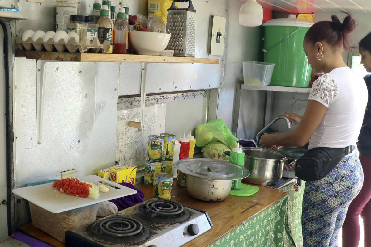 La migrante venezolana Saray Espinoza trabaja en un negocio de comida rápida, el 17 de enero de 2023 en la ciudad de Danli (Honduras).