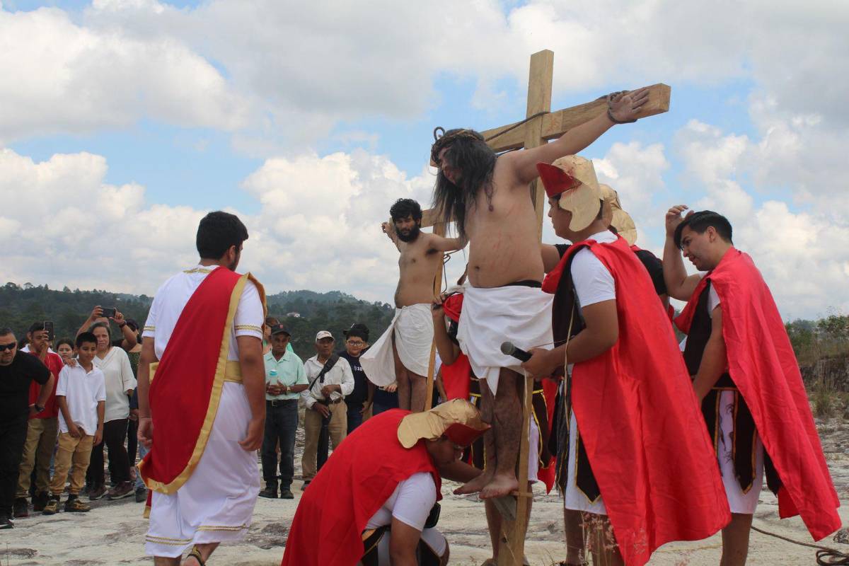 Jóvenes de Santa Rosa de Copán representan la Pasión de Cristo con fe y entrega
