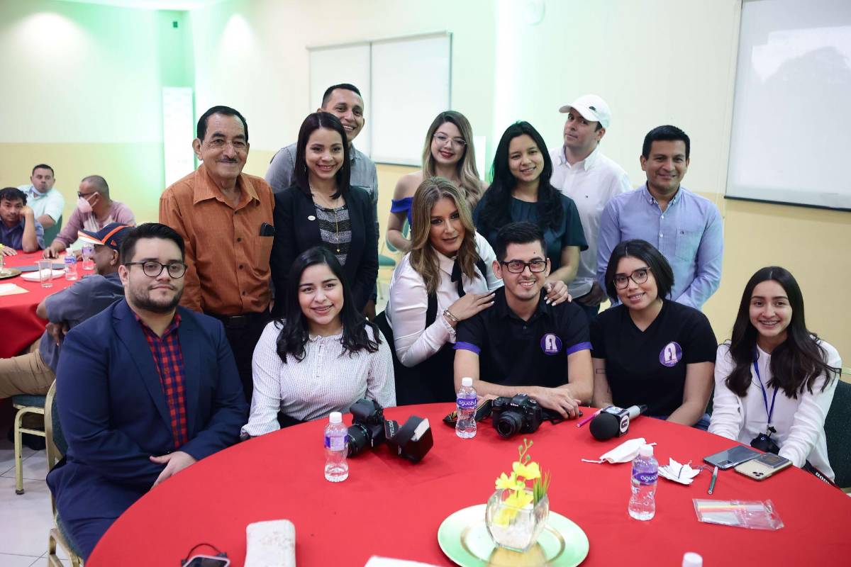 UTH celebra convivio con periodistas