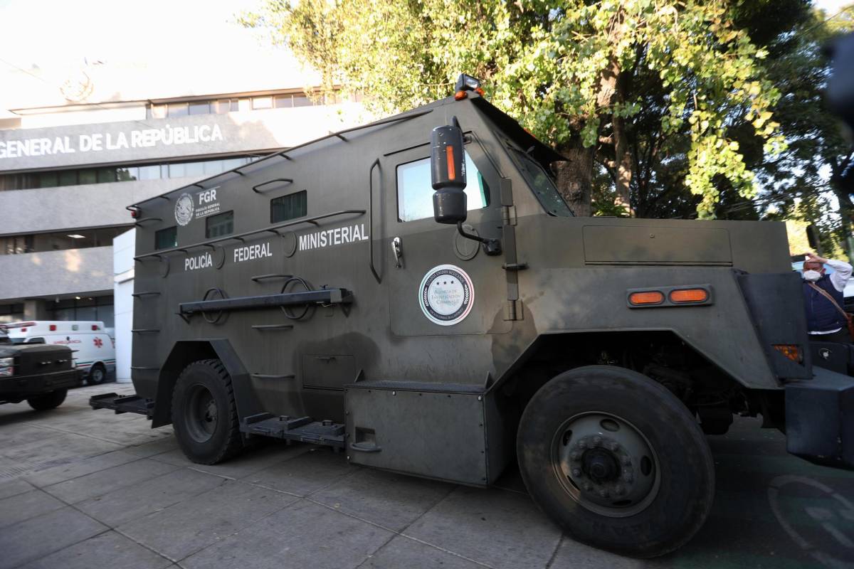 Un camión blindado que hace parte de un convoy de seguridad en el que las autoridades transportan a Ovidio Guzmán
