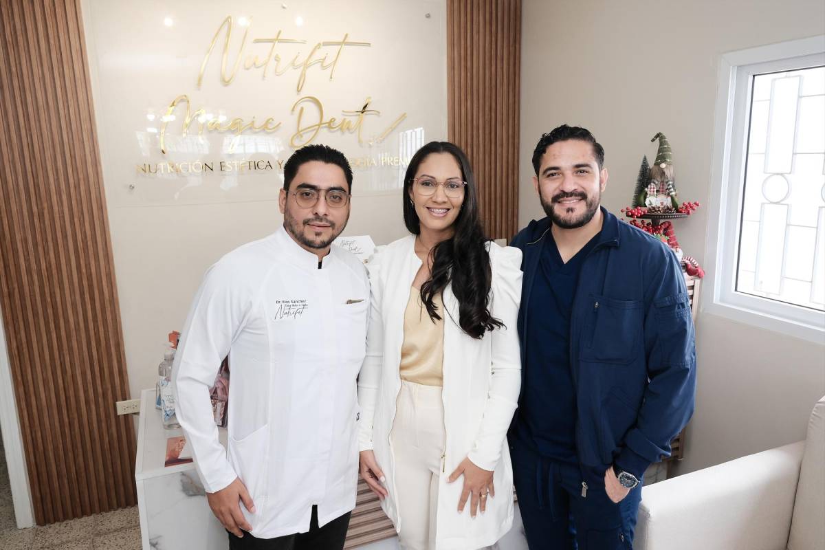 Orlando Ríos, Tania Matute y Alfredo Zavala en la recepción de su nueva clínica inaugurada este jueves.