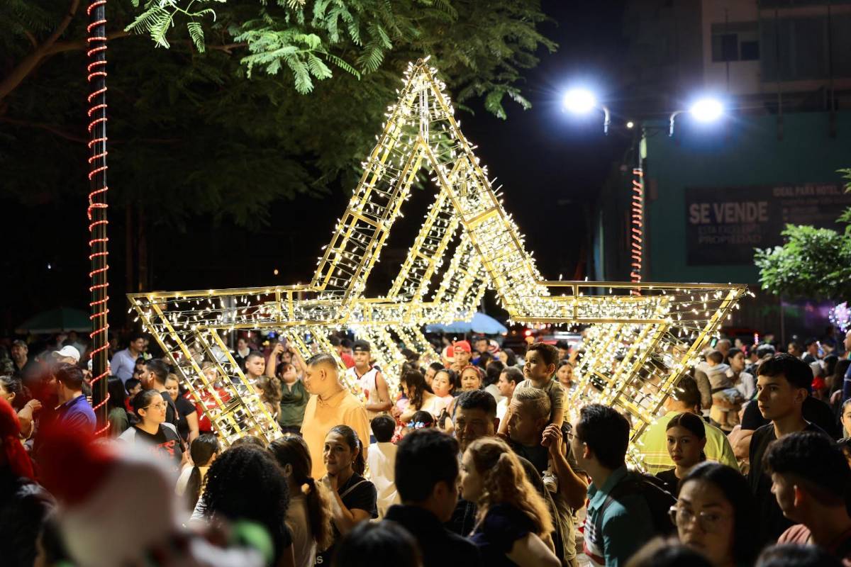 Así disfrutan los sampedranos el inicio de la Navidad en el parque central