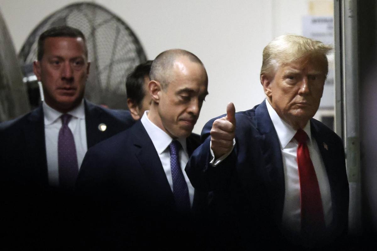 Trump escucha en la corte artimañas de la prensa sensacionalista para apoyarle