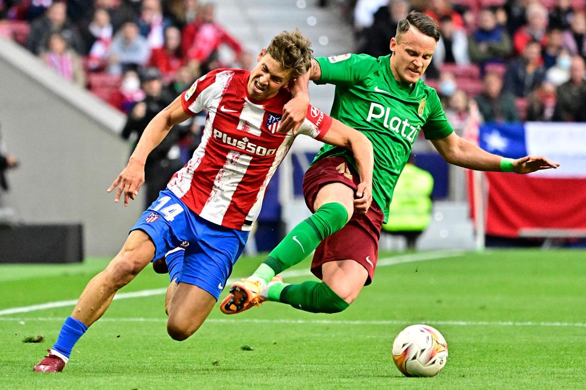 Marcos Llorente tratando de pasar de la brava marca del serbio Njegos Petrovic.