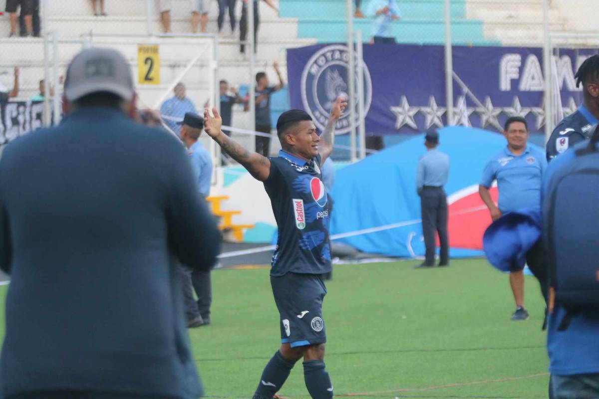 El festejo de Iván López tras su gol.