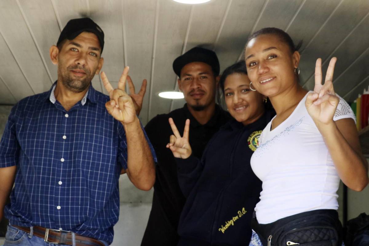 Los migrantes venezolanos Frandys Osorio, Anthony Torrealba, Marianyerlys Espinoza y Saray Espinoza, posan para una foto el 17 de enero de 2023 en la ciudad de Danli (Honduras).