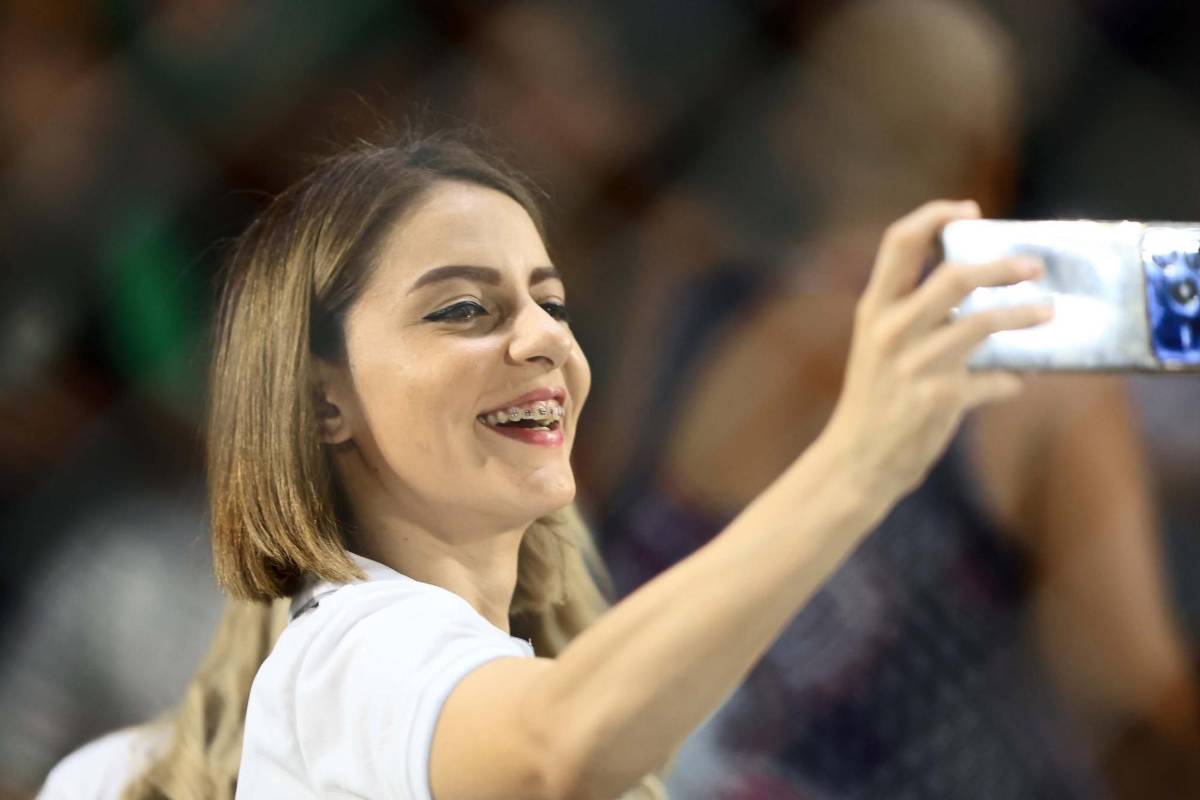 Rubia enamoró: las bellas chicas que cautivaron en la final Marathón-Motagua