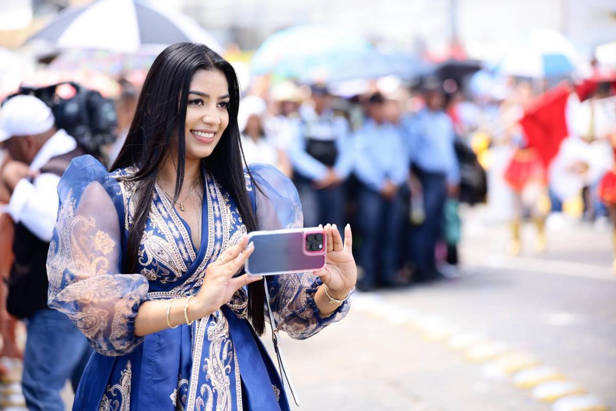 ¿Quién es la bella maestra que acaparó miradas en los desfiles de San Pedro Sula?