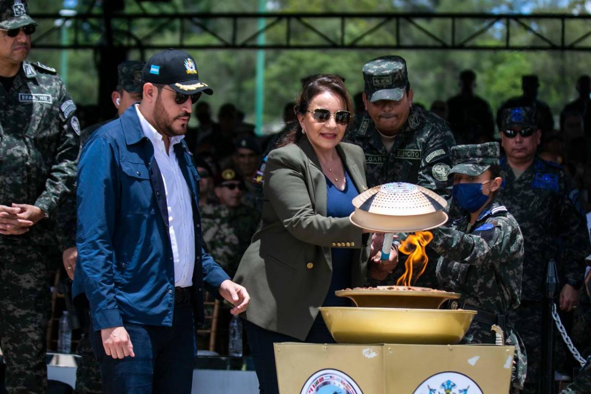 Xiomara Castro “puede nombrar y remover” cargos en las FFAA