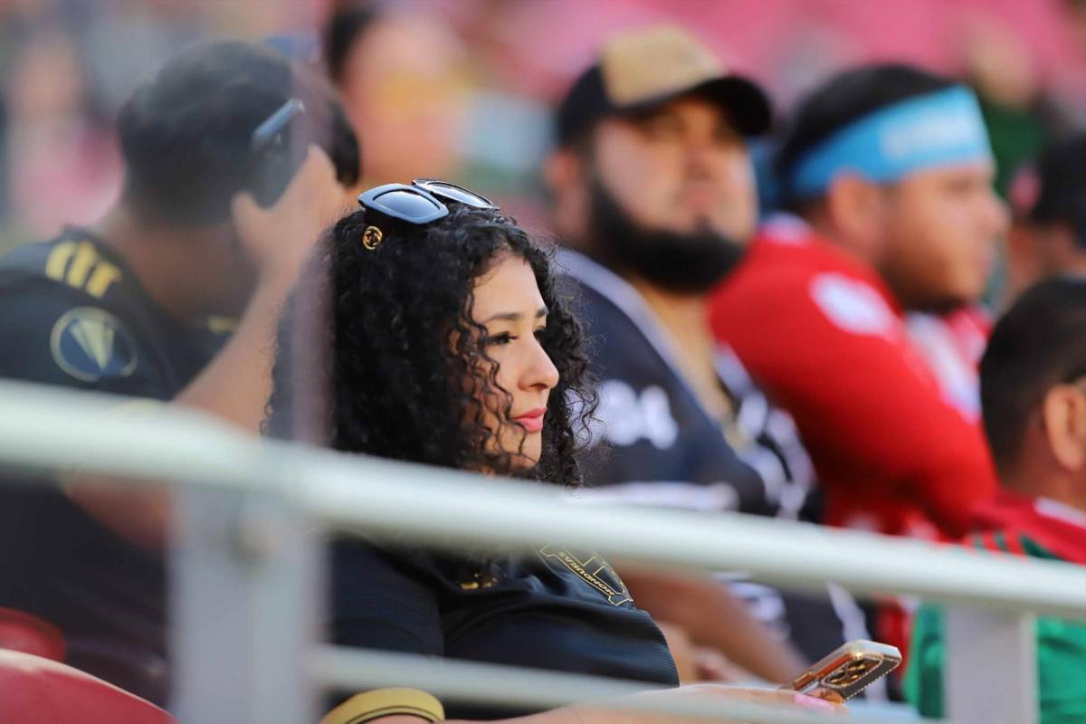 La Megan Fox catracha cautiva y lindas chicas en México vs Honduras