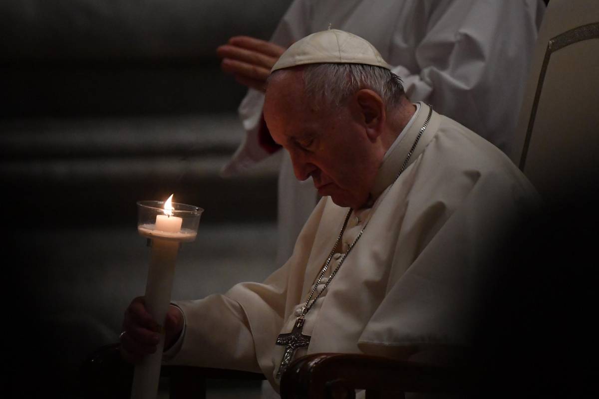 El Papa Francisco sostiene su vela mientras preside la Vigilia Pascual el 16 de abril de 2022 en la Basílica de San Pedro en el Vaticano.