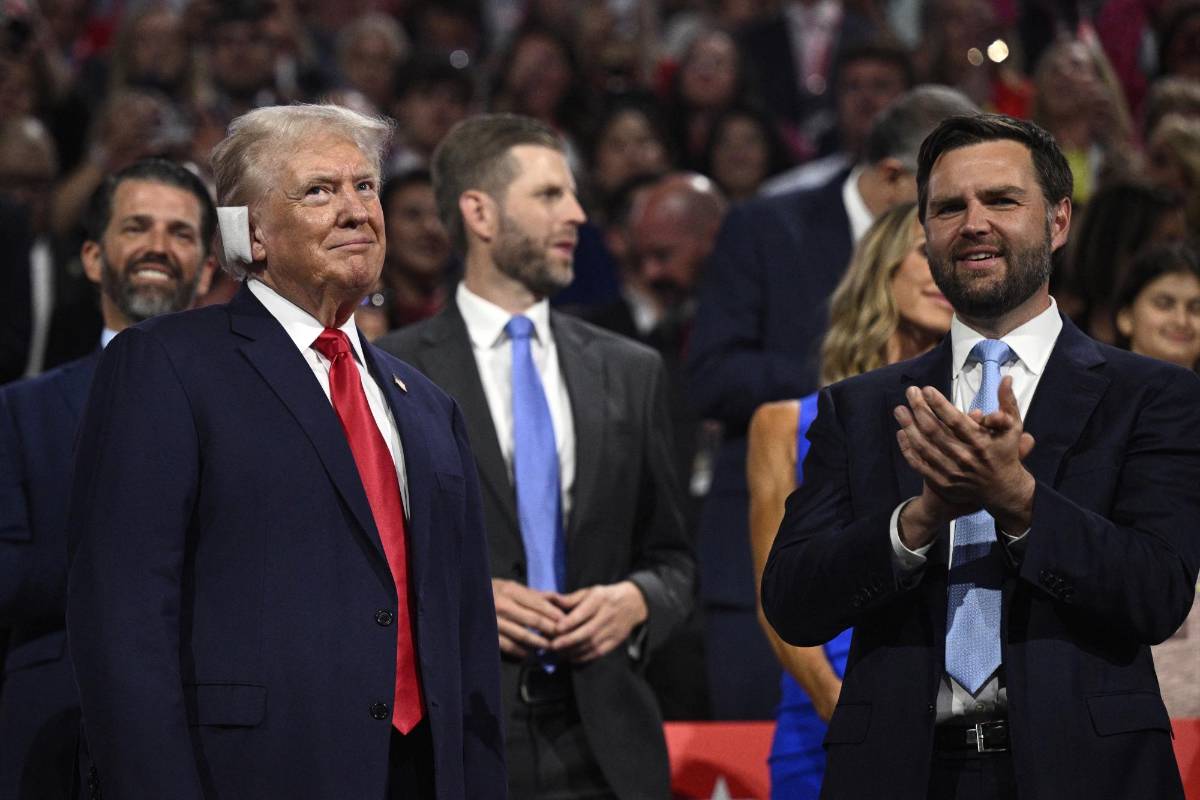 El exmandatario estadounidense junto a J.D. Vance, candidato a vicepresidente, y sus hijos mayores, Donald Jr. y Eric Trump.