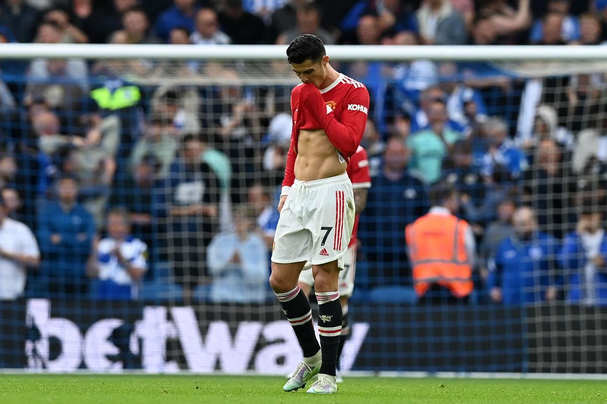 Cristiano Ronaldo se fue cabizbajo del campo tras la dura derrota del Manchester United.