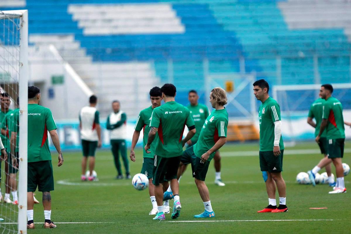 Buen estado. Los seleccionados mexicanos cuando hicieron ayer el reconocimiento de la cancha del estadio Nacional.