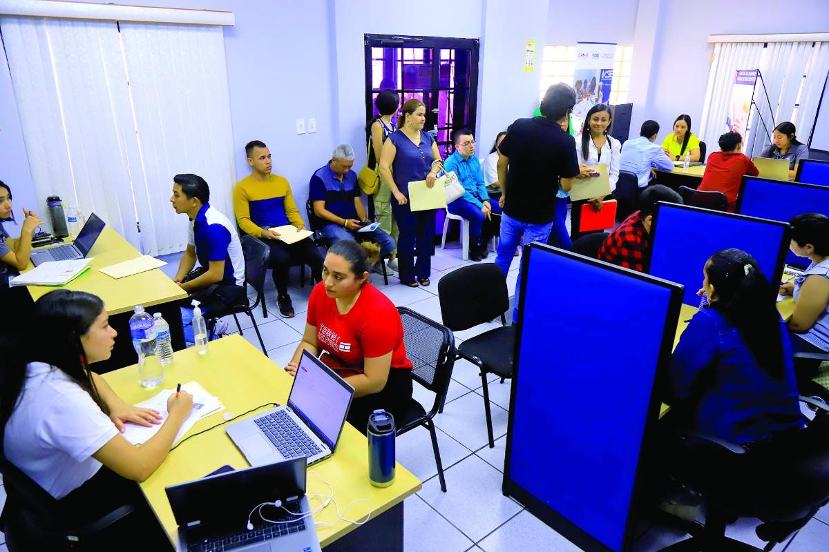 En feria ofertan 100 plazas de trabajo