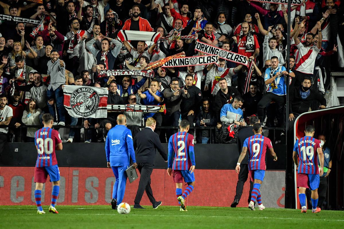 Ronald Koeman y los jugadores del Barcelona saliendo del campo de Vallecas tras el final del partido.