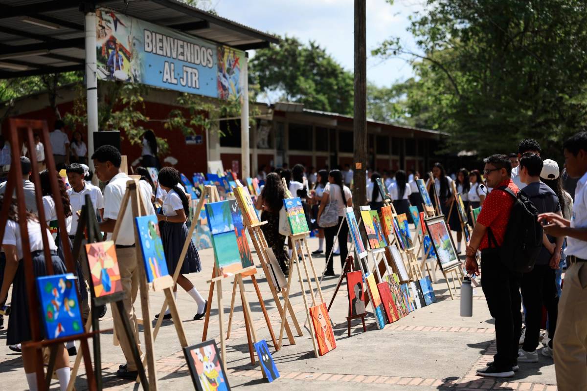 Estudiantes del JTR exhiben su talento en  galería de arte
