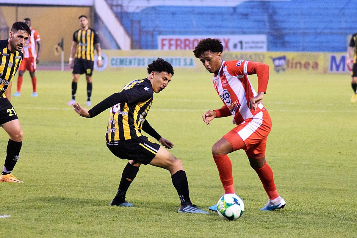 Cristian Sacaza y Carlos Mejía tuvieron un gran duelo en el estadio Olímpico.