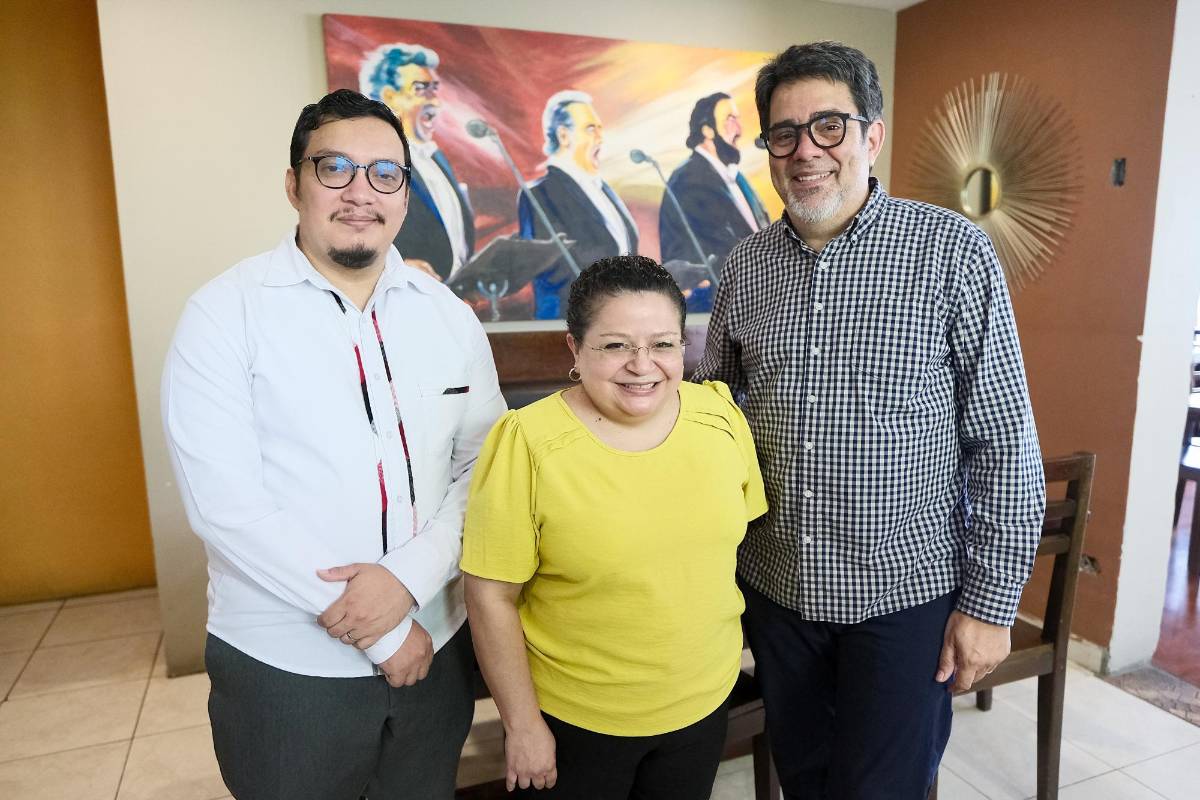 Fernando Pagoaga (Presidente Junta Directiva de la OSvS) con Pedro Díaz y Eurídice Álvarez (Presidenta de HOPE).