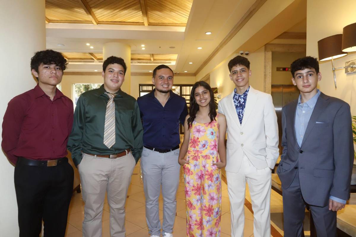 Seniors 2025 de la Happy New Dawn realizan su desayuno