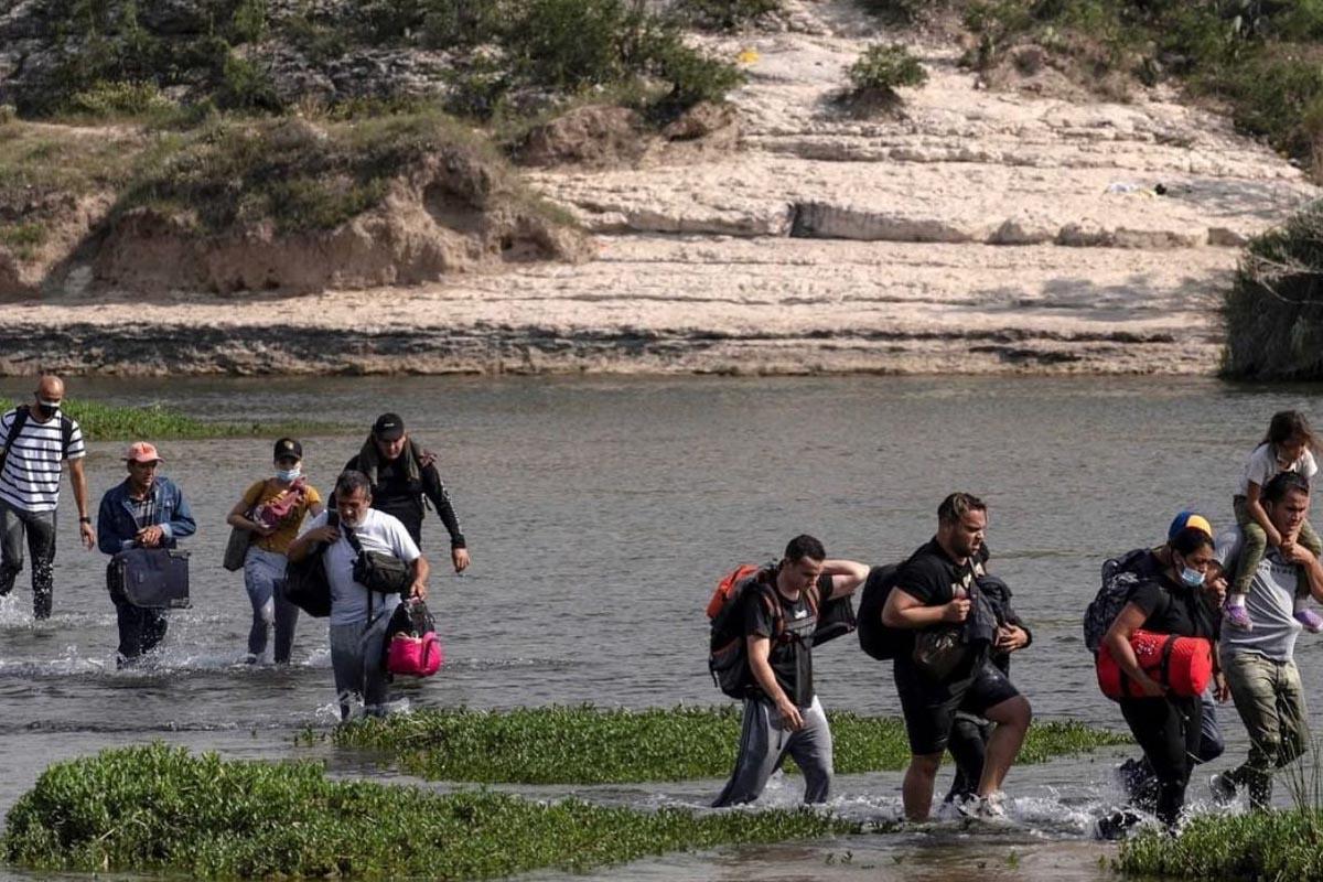 Texas promulga ley para instalar barrera de boyas en el río Grande