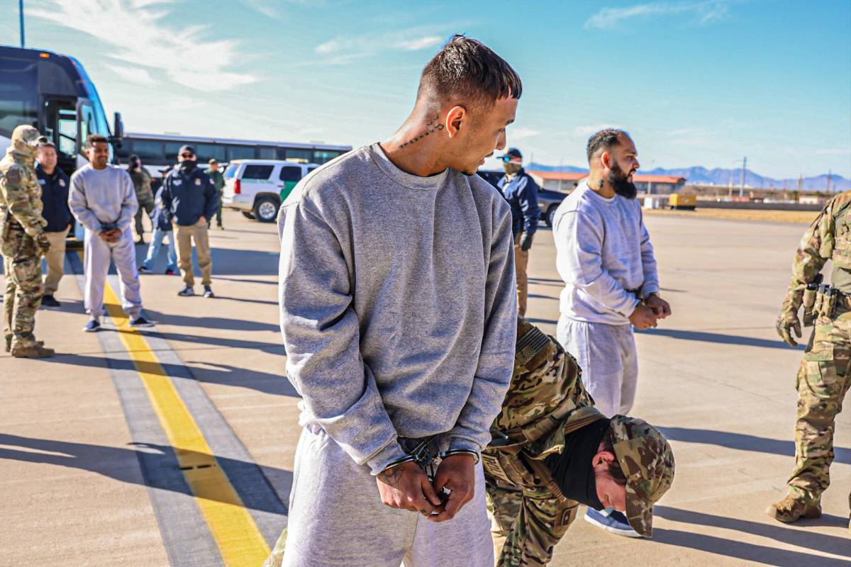 ”Lo peor de lo peor”: EEUU envía los primeros migrantes detenidos a Guantánamo