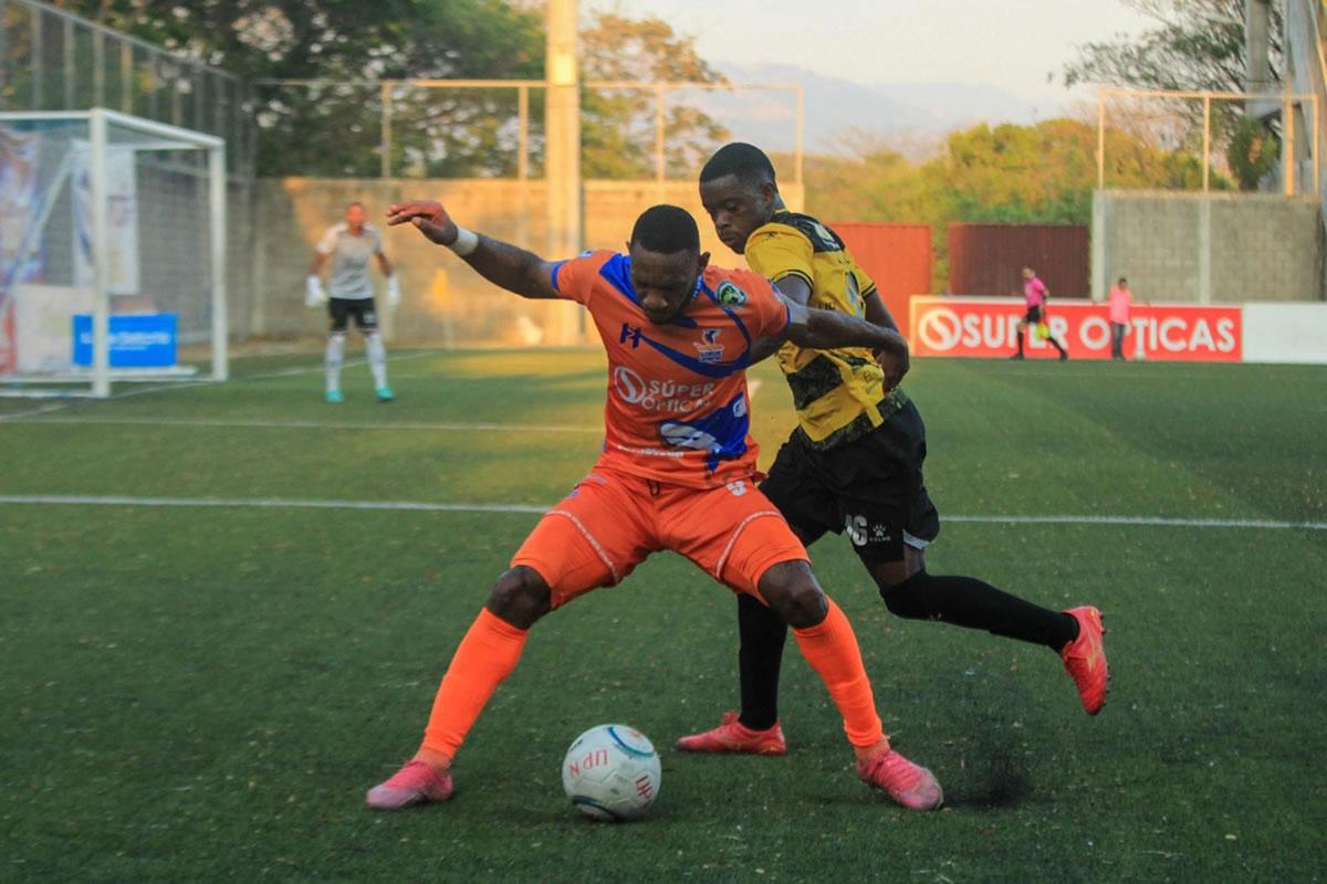 Jairo Róchez, protegiendo el balón ante la marca de Wisdom Quayé.
