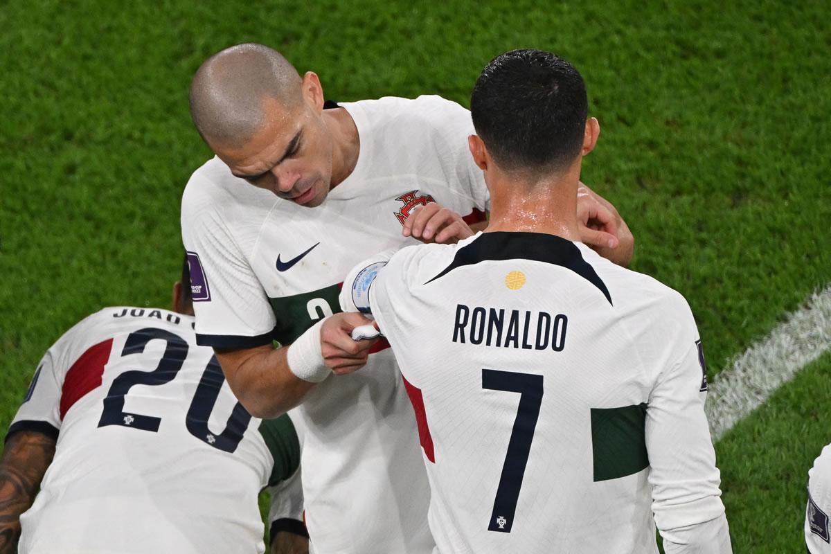 Pepe le pasó el gafete de capitán a Cristiano Ronaldo cuando el ‘7‘ entró al campo en el segundo tiempo.