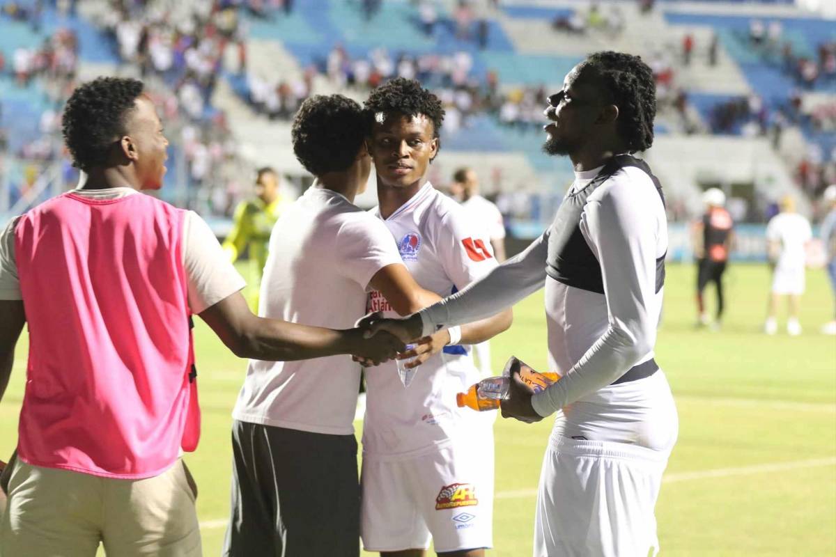 Dimitri Gordon (centro) fue felicitado por sus compañeros del Olimpia tras el gol marcado en su debut..