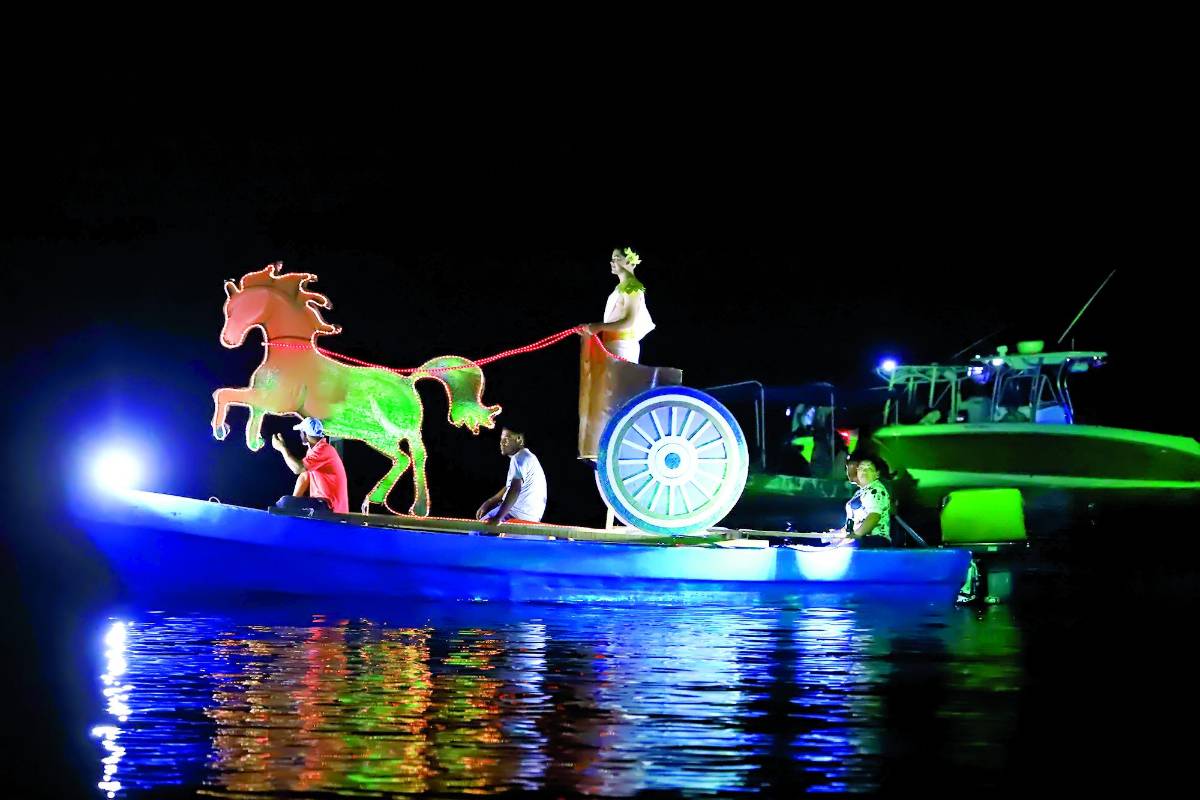 Por más de una hora las embarcaciones deleitaron la pupila de los miles de espectadores al puro estilo de Venecia, un espectáculo único y lleno de magia.