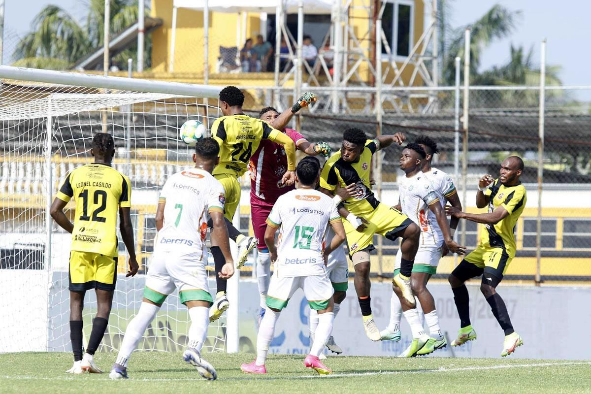El cabezazo de Stiven Dávila para inaugurar el marcador a favor del Génesis. Le ganó en la salida a Sandro Cárcamo.