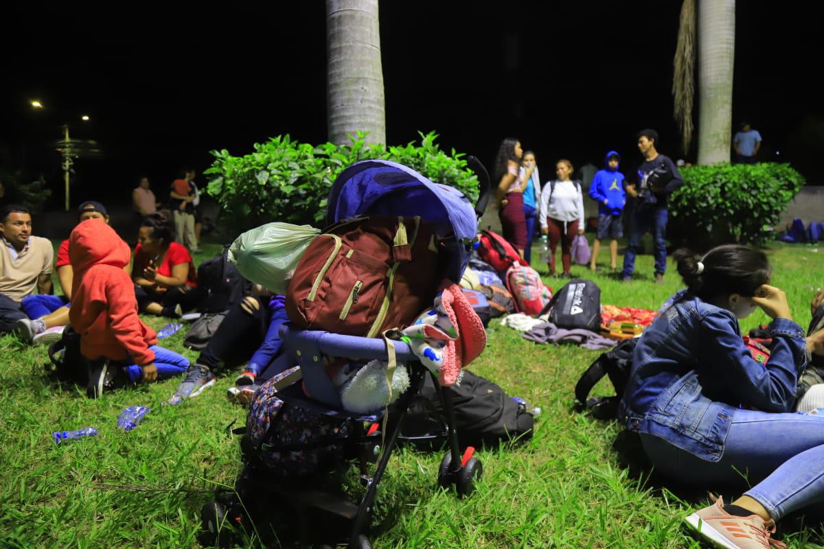 Madres salen junto a sus pequeños rumbo a Estados Unidos.
