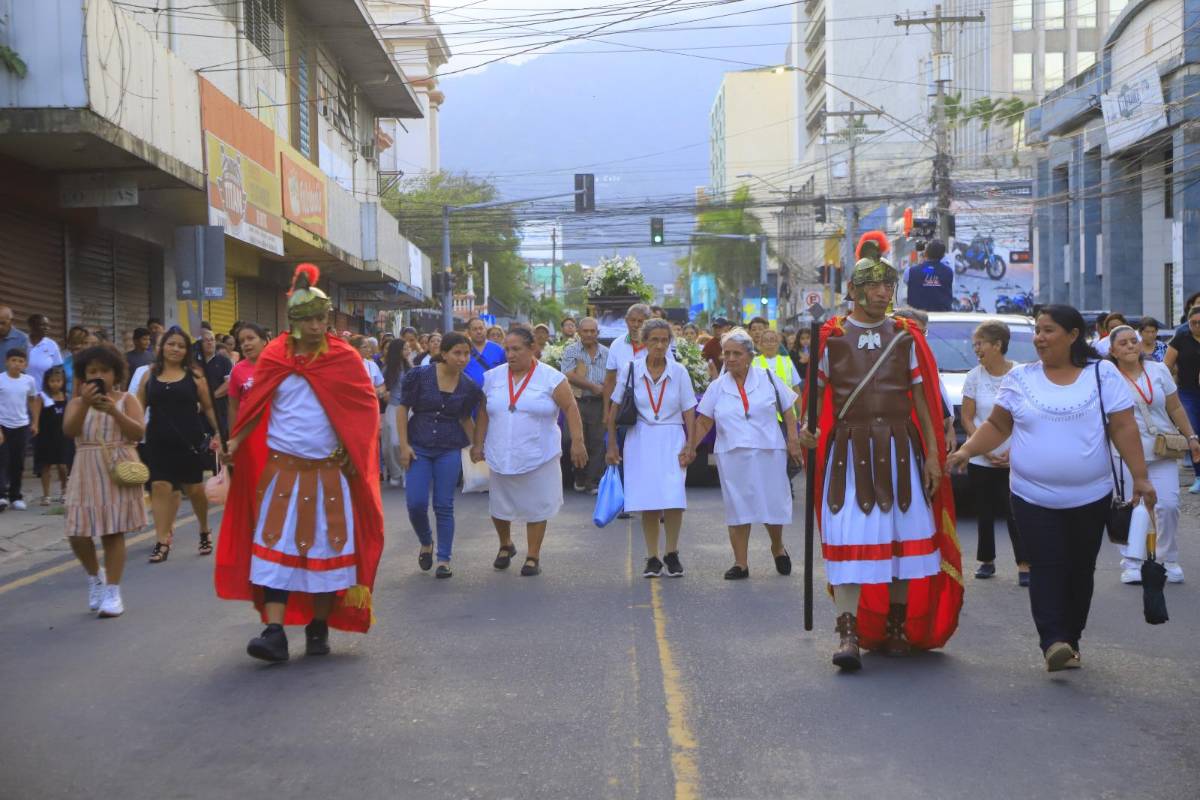 Miles de sampedranos acompañan procesión del Santo Entierro