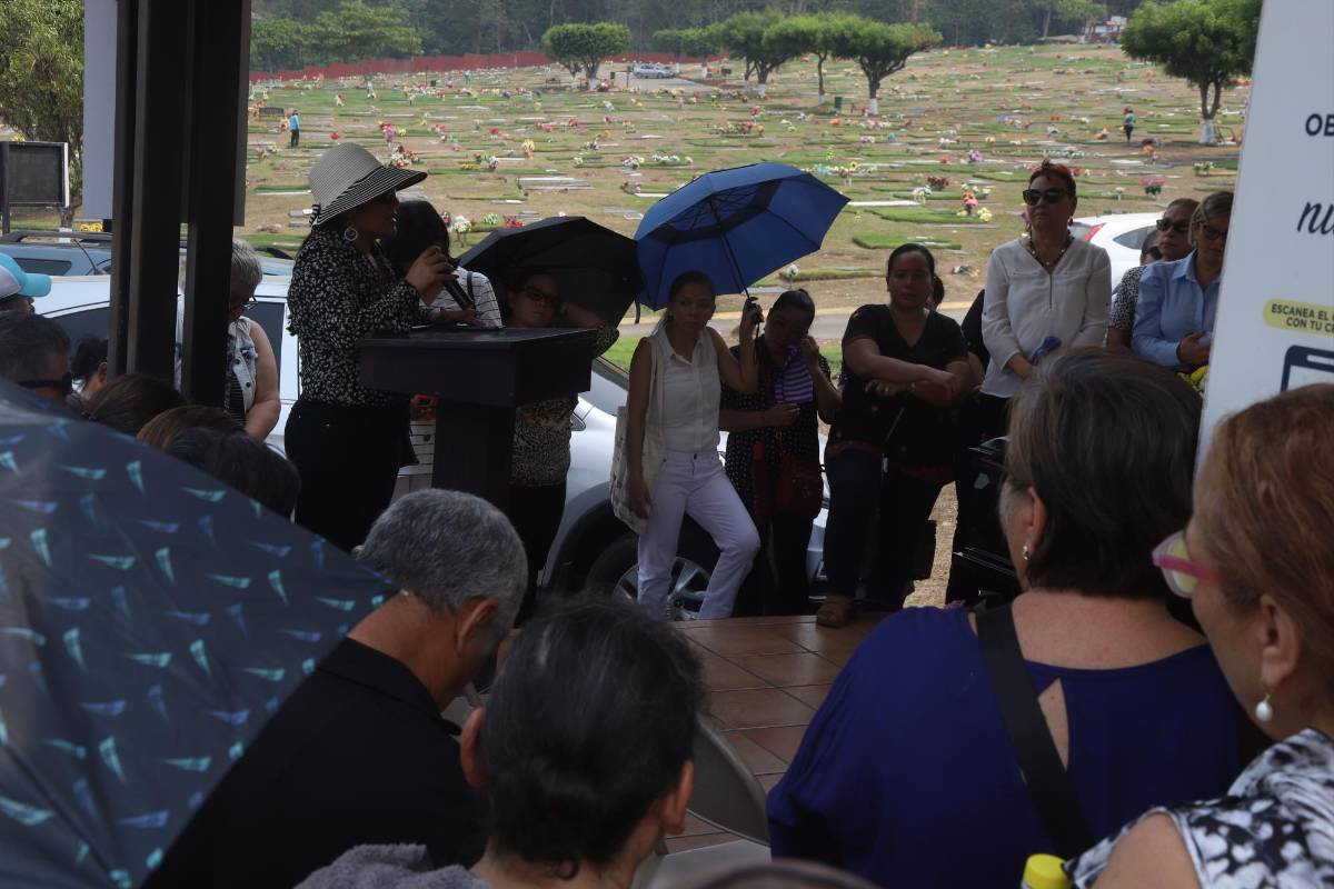 Entre lágrimas y mucho dolor fue despedida del plano terrenal la docente, quien laboró por muchos años en la Unah-vs.