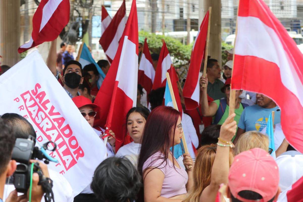 Liberales y empleados del CNE protestan en apoyo a Cossette López y a la democracia