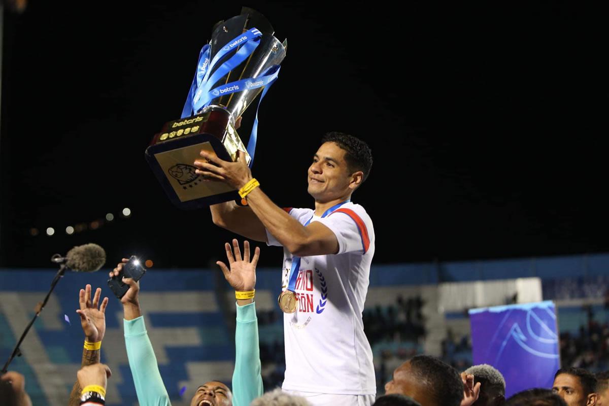 Carlos Pineda le dedicó la Copa 37 que ganó con Olimpia a su abuelo fallecido.