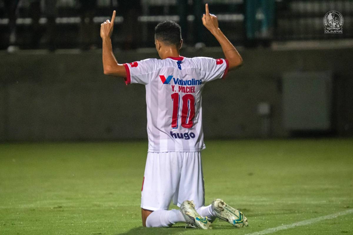 El brasileño Yan Maciel celebró de esta manera el gol ante Municipal.