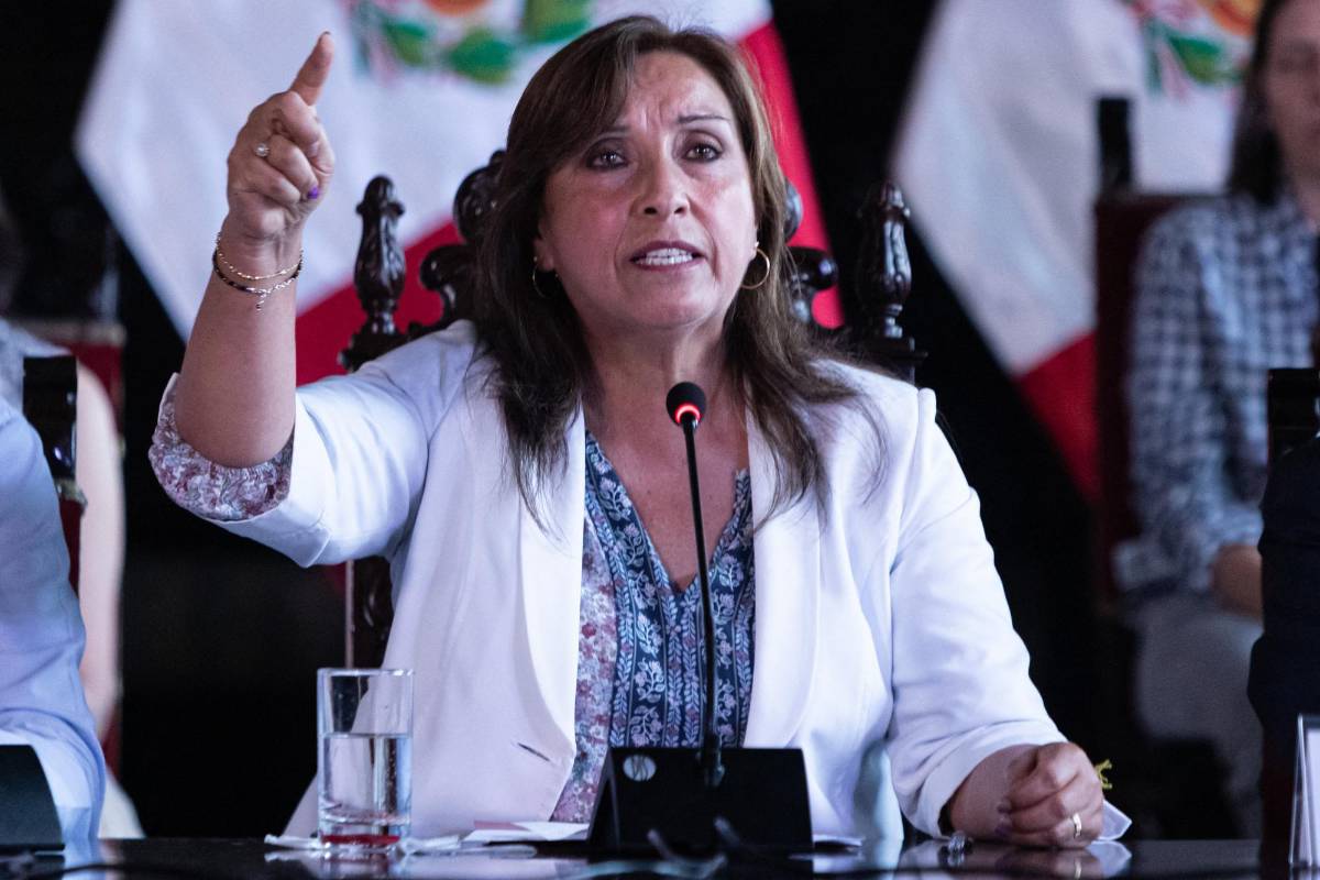 Presidenta de Perú descarta renunciar y “exige” al Congreso adelanto de elecciones