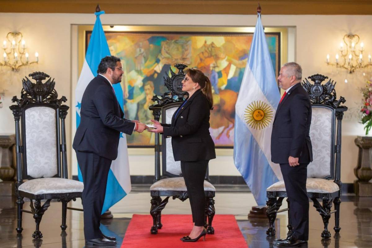 Hondureño Pablo Vilas presenta credenciales como embajador de Argentina en su propio país