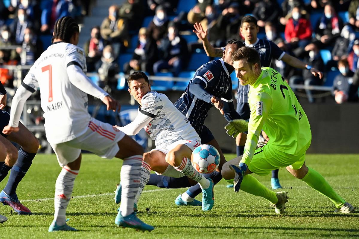 Robert Lewandowski marcó el primer gol del partido con este disparo.