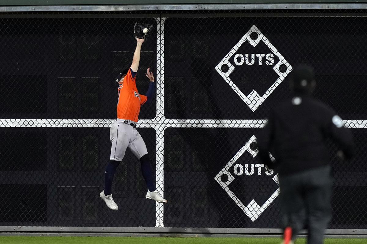 Chas McCormick realizó una enorme atrapada que puede valer el título para Houston.