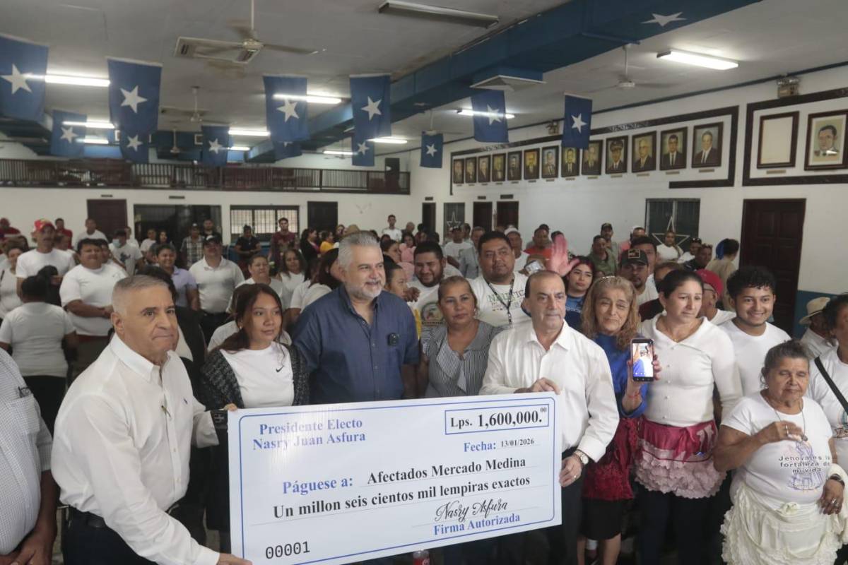Asfura cumple promesa y entrega ayuda a afectados por incendio en mercado Medina