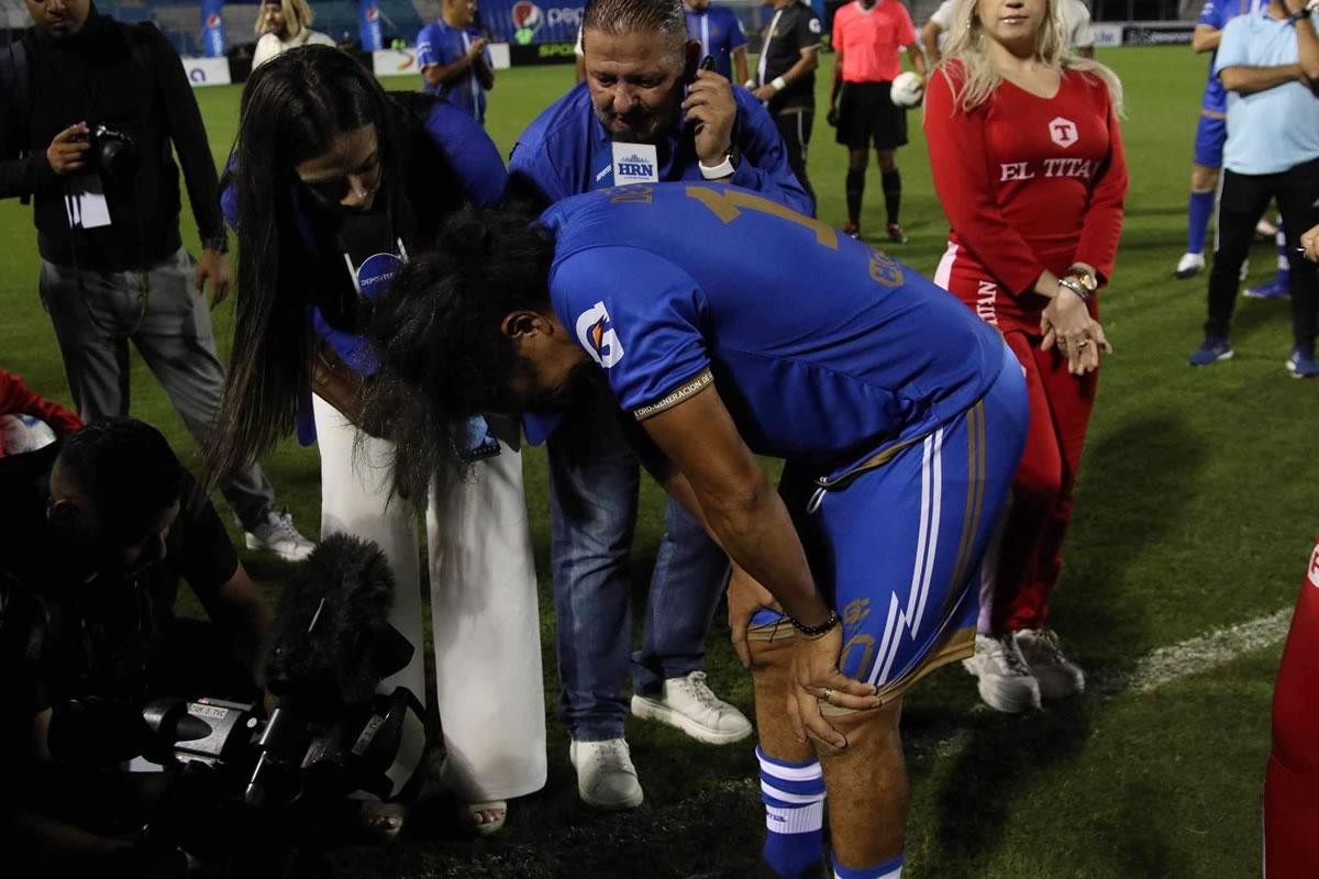 ’Rambo’ de León rompió a llorar al salir del campo en su partido de despedida.