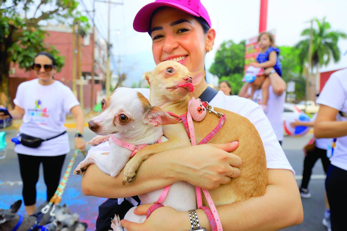 Esta joven posó con sus mascotas.