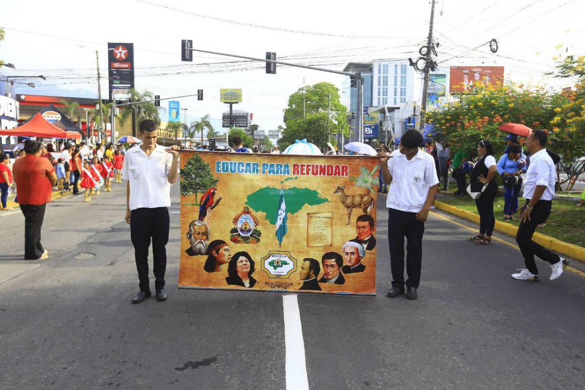 Civismo y amor por Honduras en desfile de escuelas en San Pedro Sula