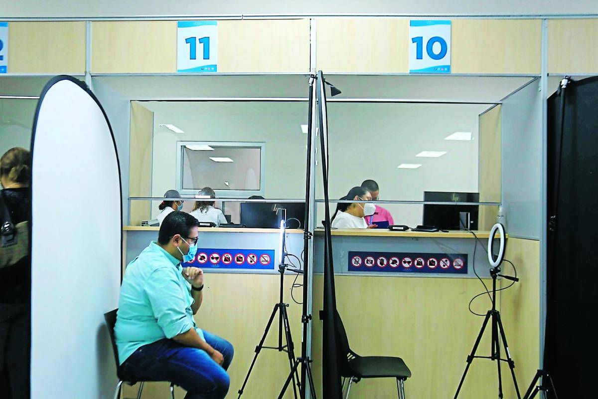 Emiten más de 2,400 nuevos pasaportes electrónicos